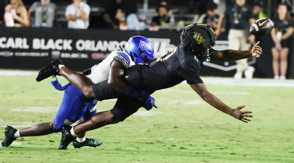 UCF tight end Dylan Wade (0) can't quite catch a...