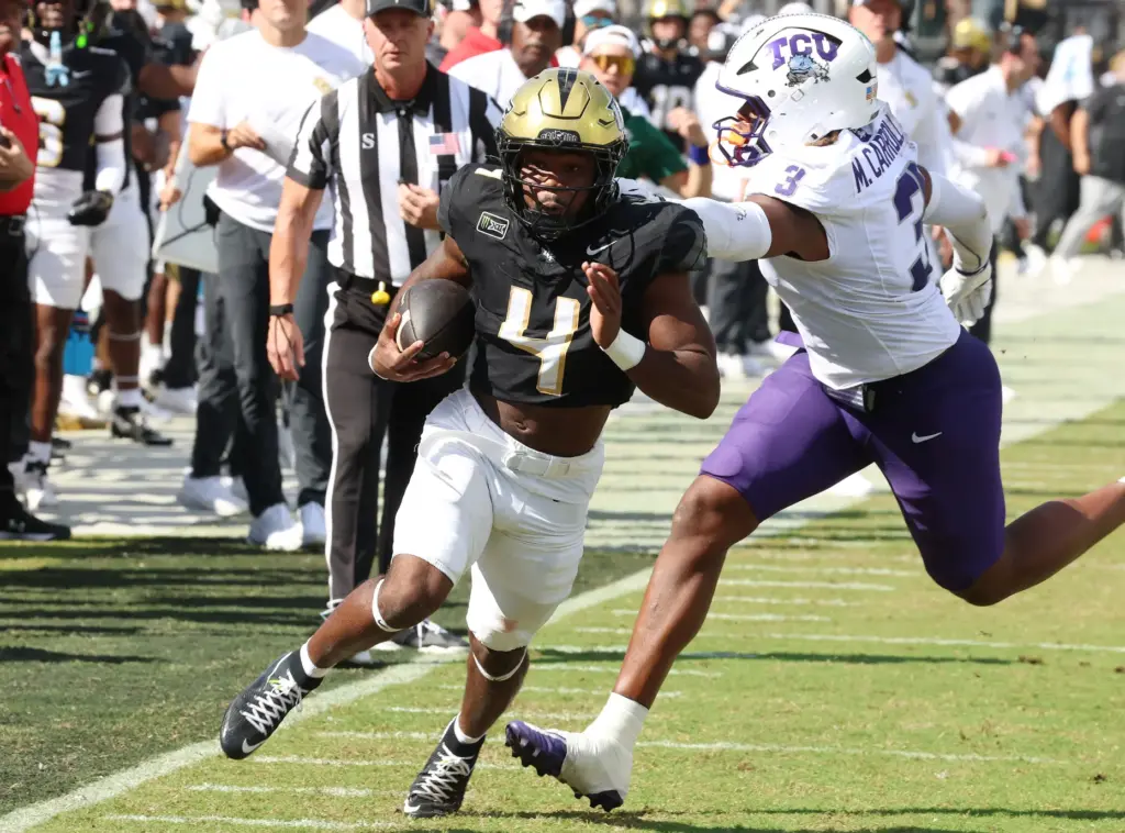 UCF running back Taevion Swint (4) runs for a touchdown...