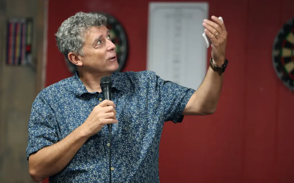 Orlando Sentinel executive editor Rogert Simmons speaks during the Pints...