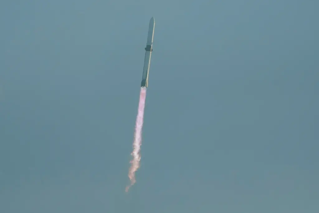 The Blue Origin New Glenn rocket lifts off from LC36...