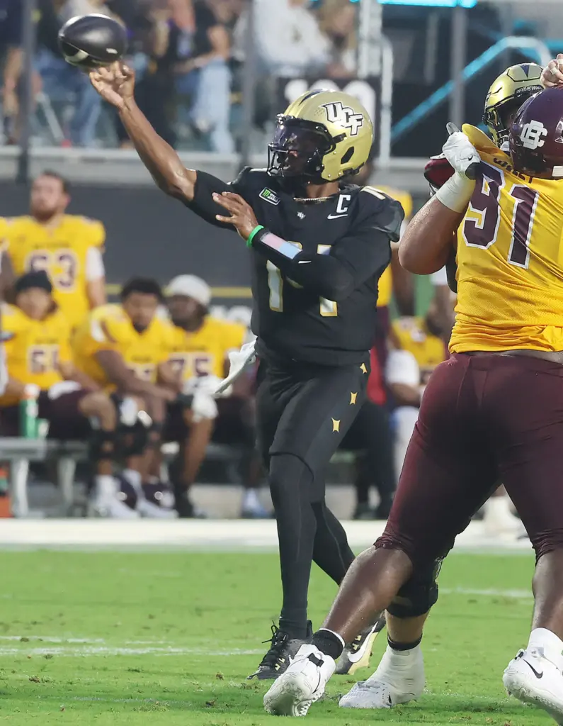 UCF quarterback Alonza Barnett III (14) throws a pass during...