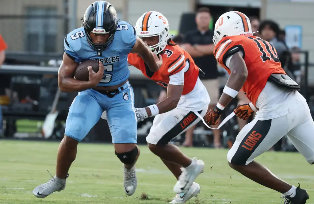 Hagerty running back Jonathan Lewis (5) runs during the Oviedo...