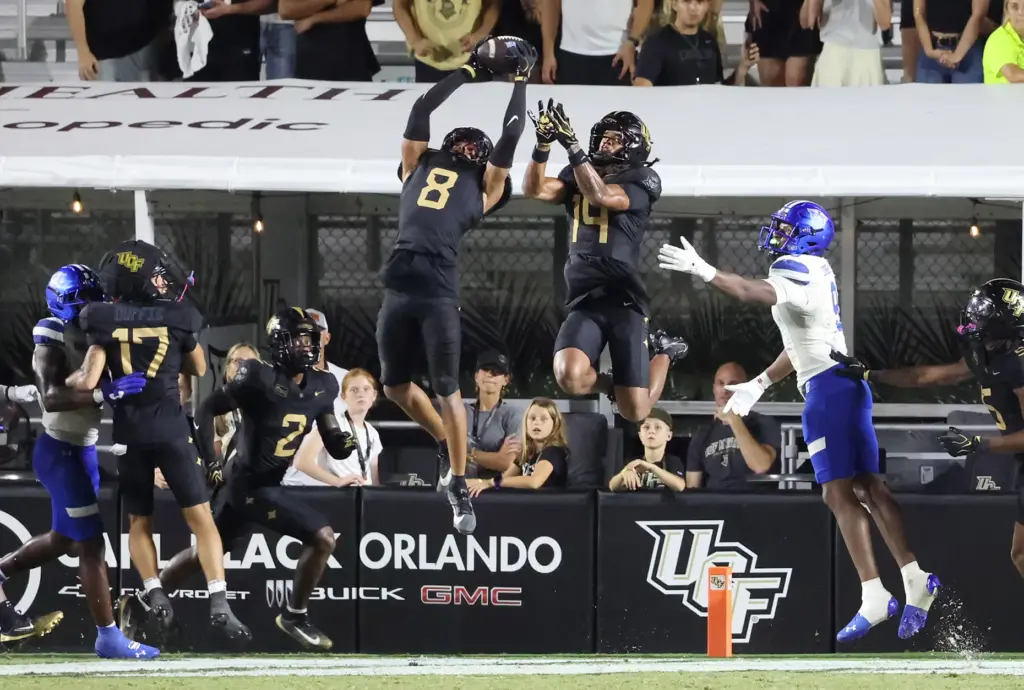 UCF defensive back Demari Henderson (8) intercepts a pass in...