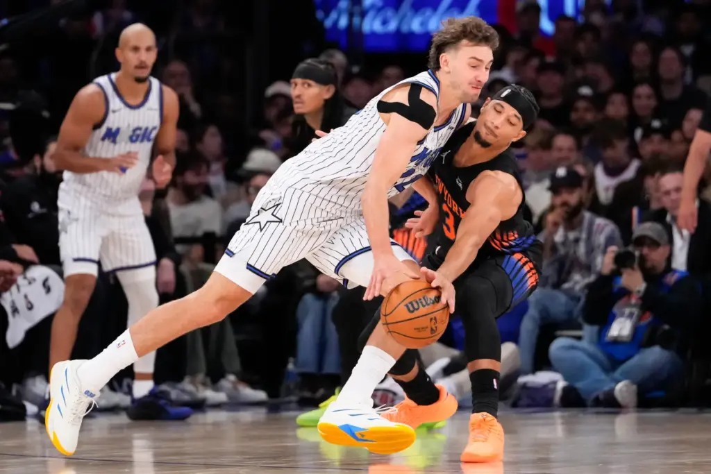 New York Knicks guard Josh Hart (3) blocks Orlando Magic...