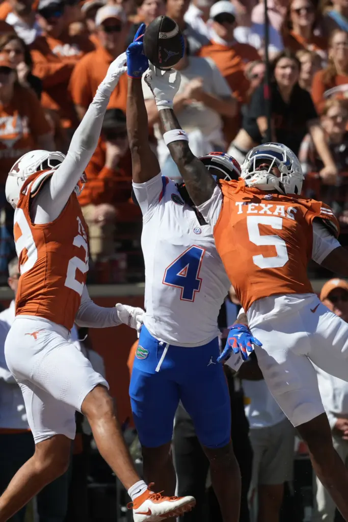 Texas defensive back Bo Mascoe (5) and defensive back Graceson...