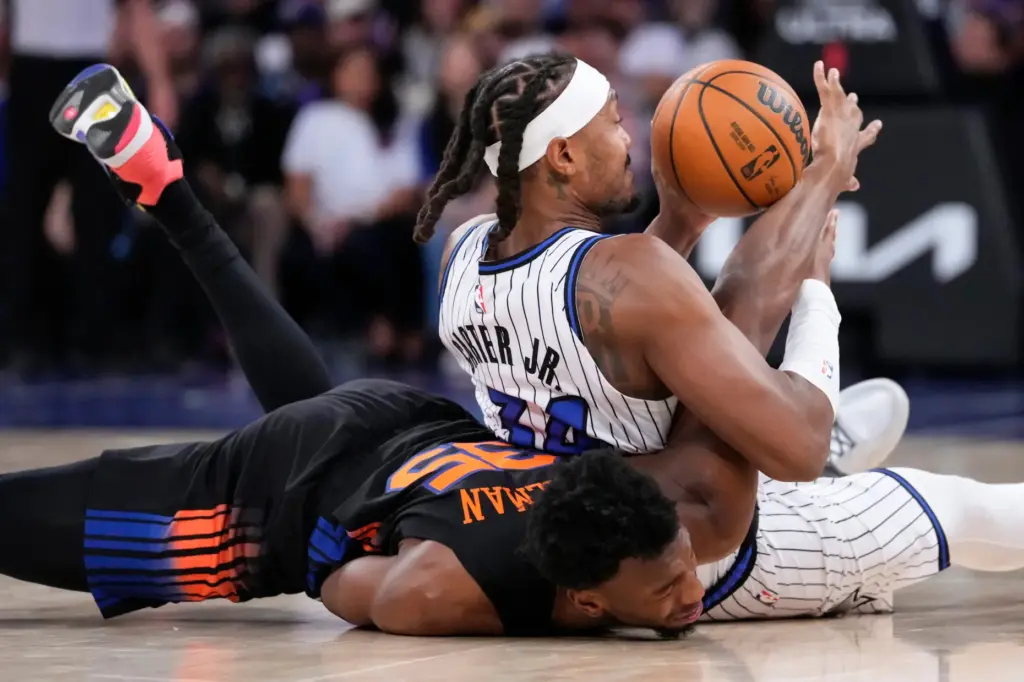 New York Knicks center James Wiseman (35) fights for control...