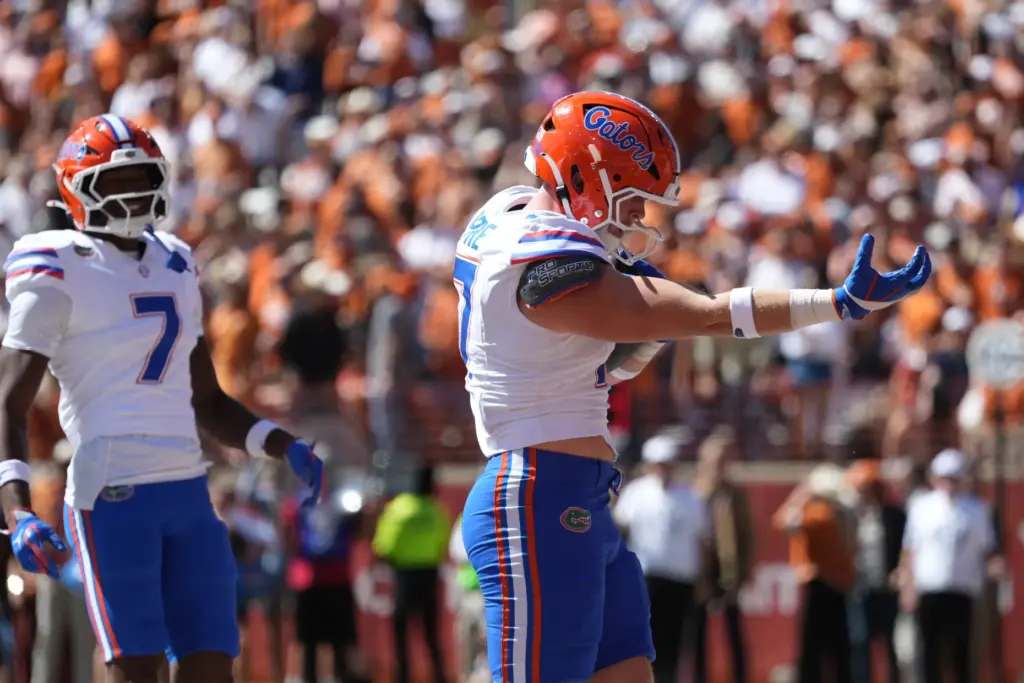 Florida tight end Lacota Dippre (17) celebrates his touchdown against...