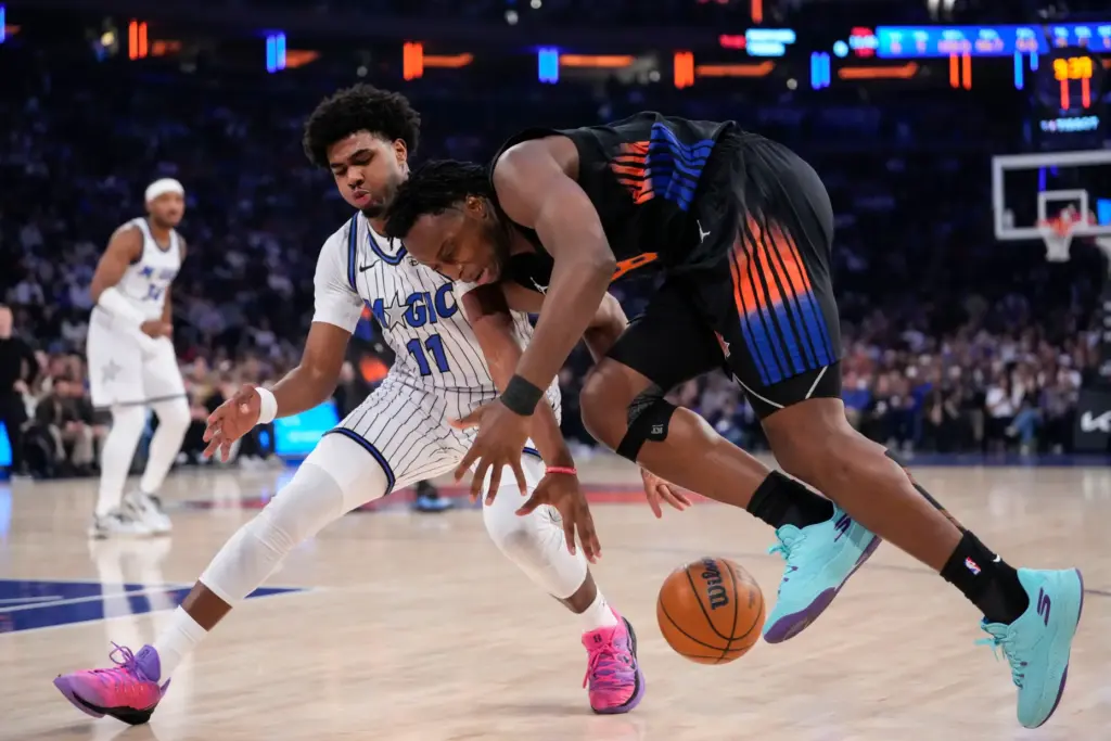 New York Knicks forward Og Anunoby (8) fights for control...