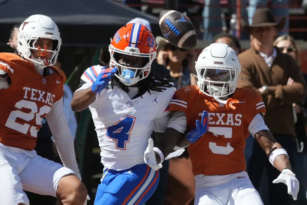 Texas defensive back Bo Mascoe (5) and defensive back Graceson...