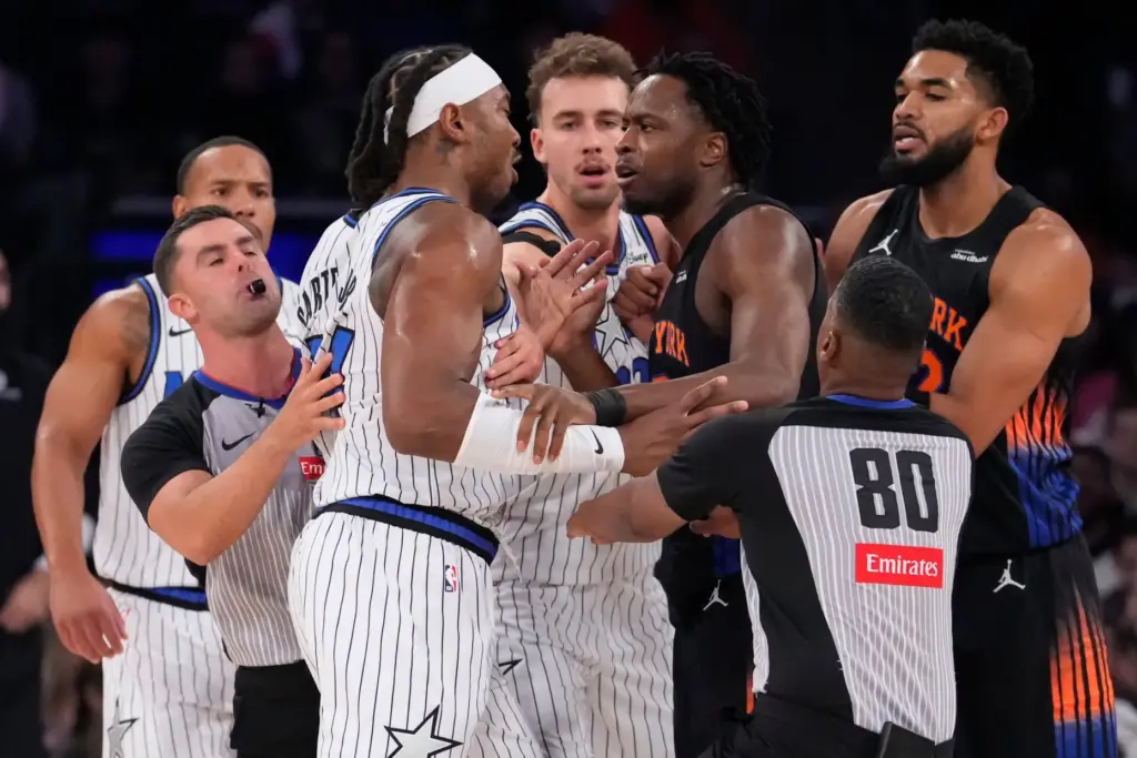 New York Knicks forward Og Anunoby (8), third from right,...